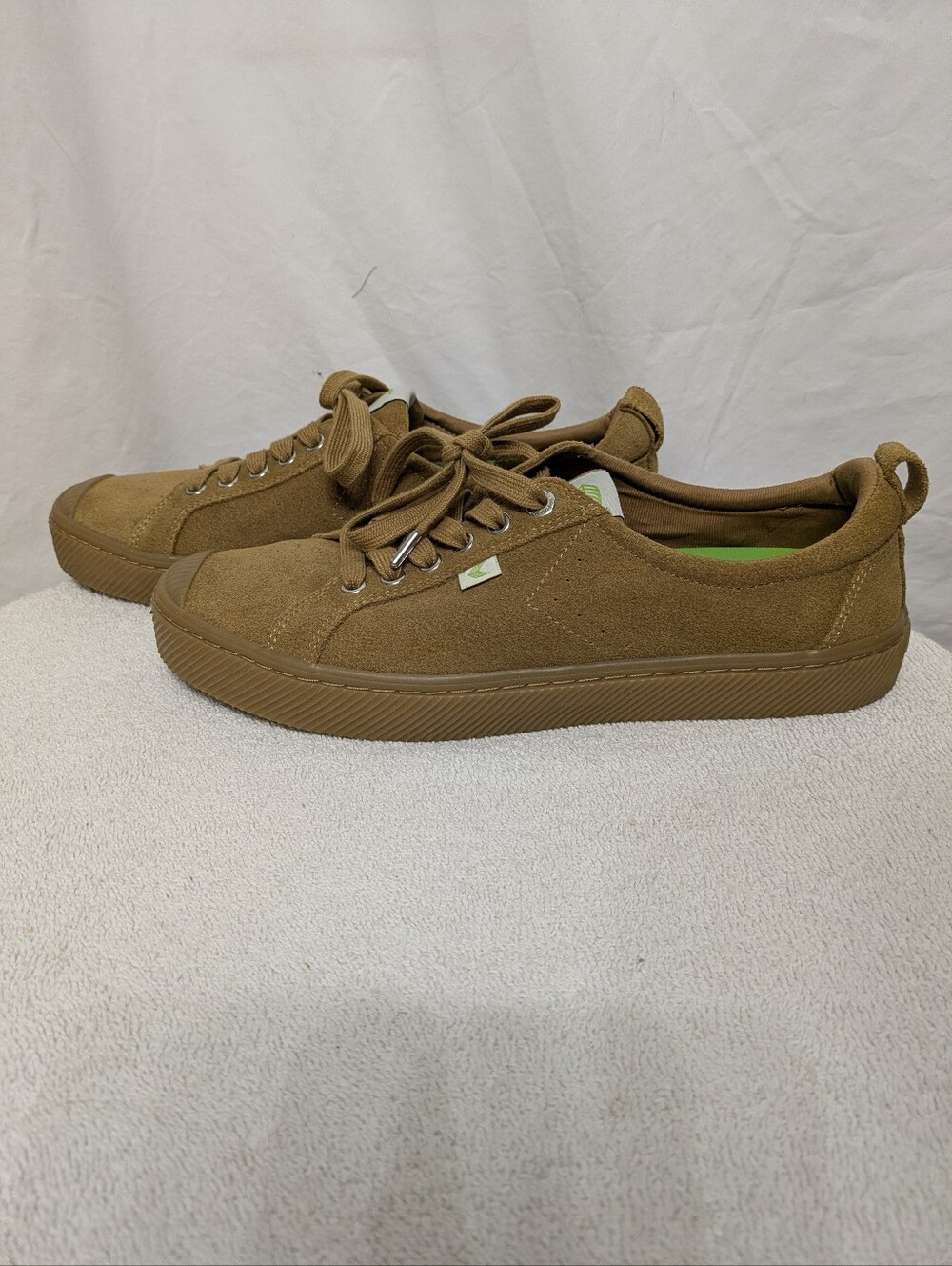 Cariuma Men's Suede Low-Top Sneakers in Tan
